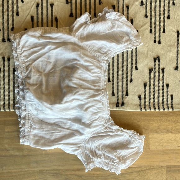 🌸 White Ruffled Blouse 🌸 - Picture 3 of 6